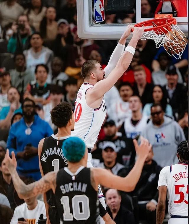 快船队逆转战胜黄蜂,实现惊险胜利 快船队逆转战胜黄蜂,实现惊险胜利