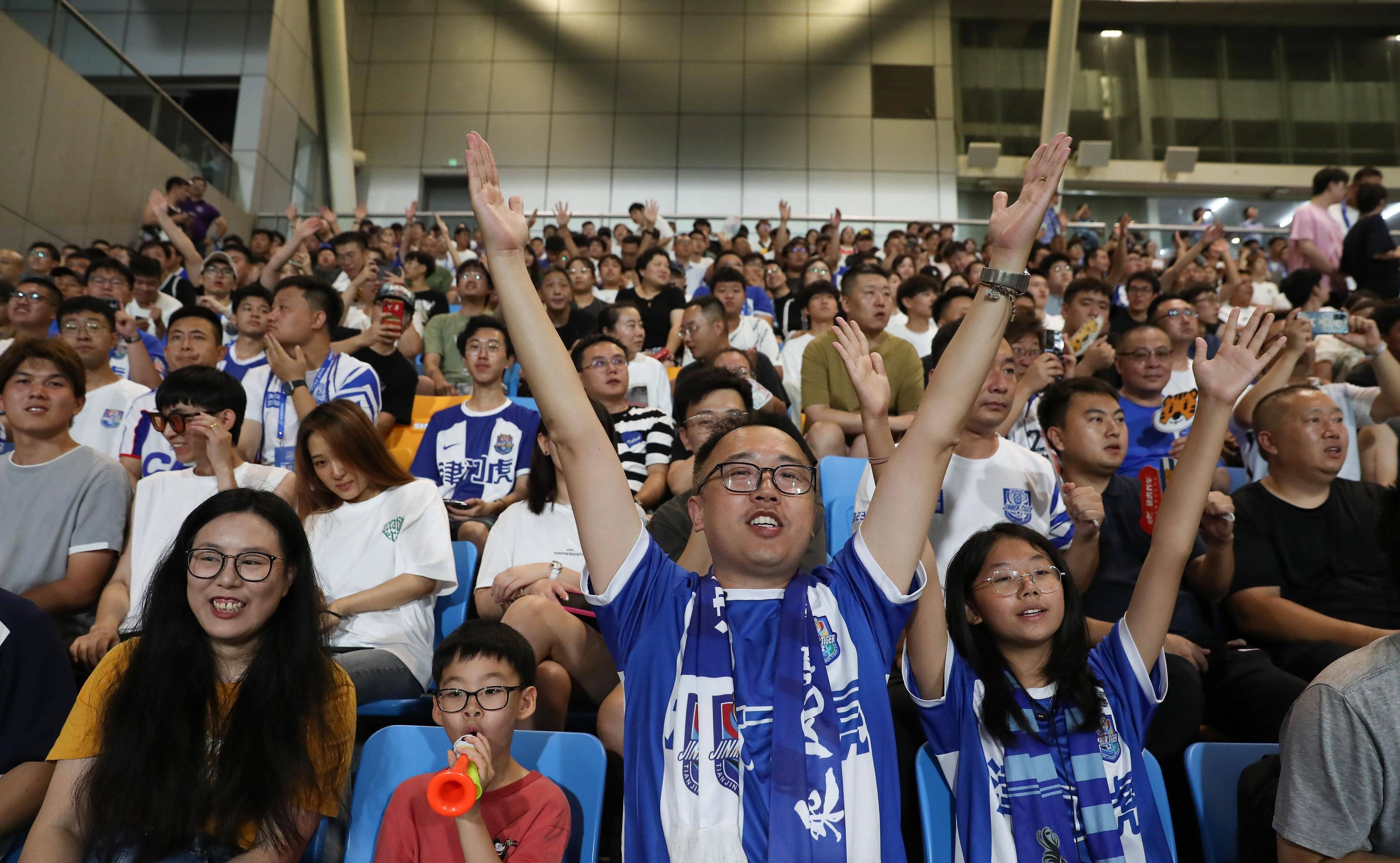 球队主场球迷的热情助威让人感动 球队主场球迷的热情助威让人感动