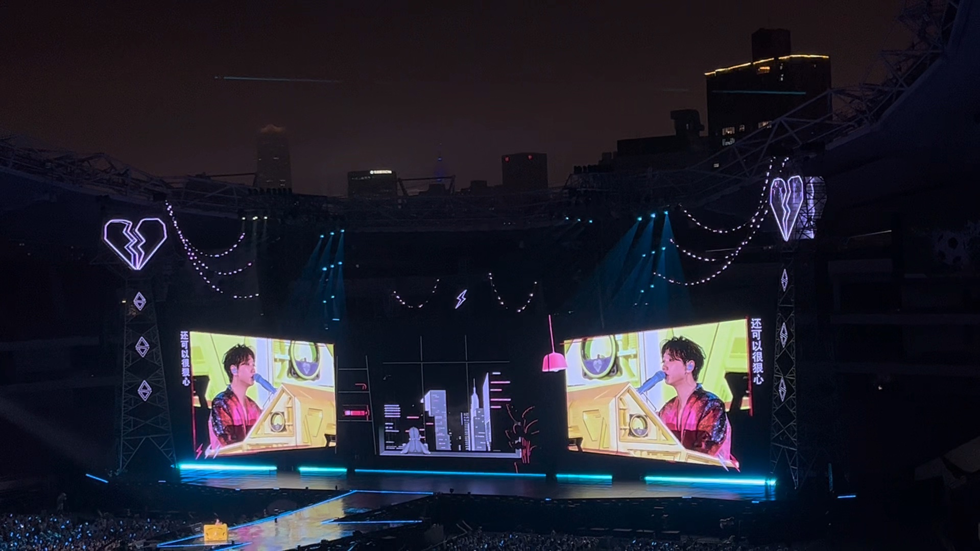 包含超级明星的精彩演出让球迷为之疯狂的词条 包含超级明星的精彩演出让球迷为之疯狂的词条