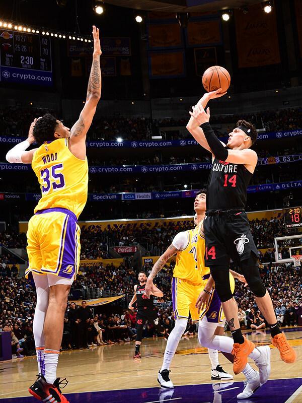 老鹰队外线球员异军突起,成为得分王 老鹰队外线球员异军突起,成为得分王