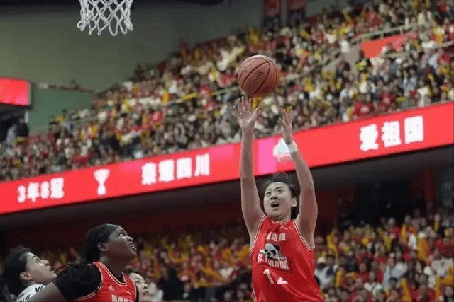 篮球比赛场上奇迹发生,球员技术高超的简单介绍 篮球比赛场上奇迹发生,球员技术高超的简单介绍