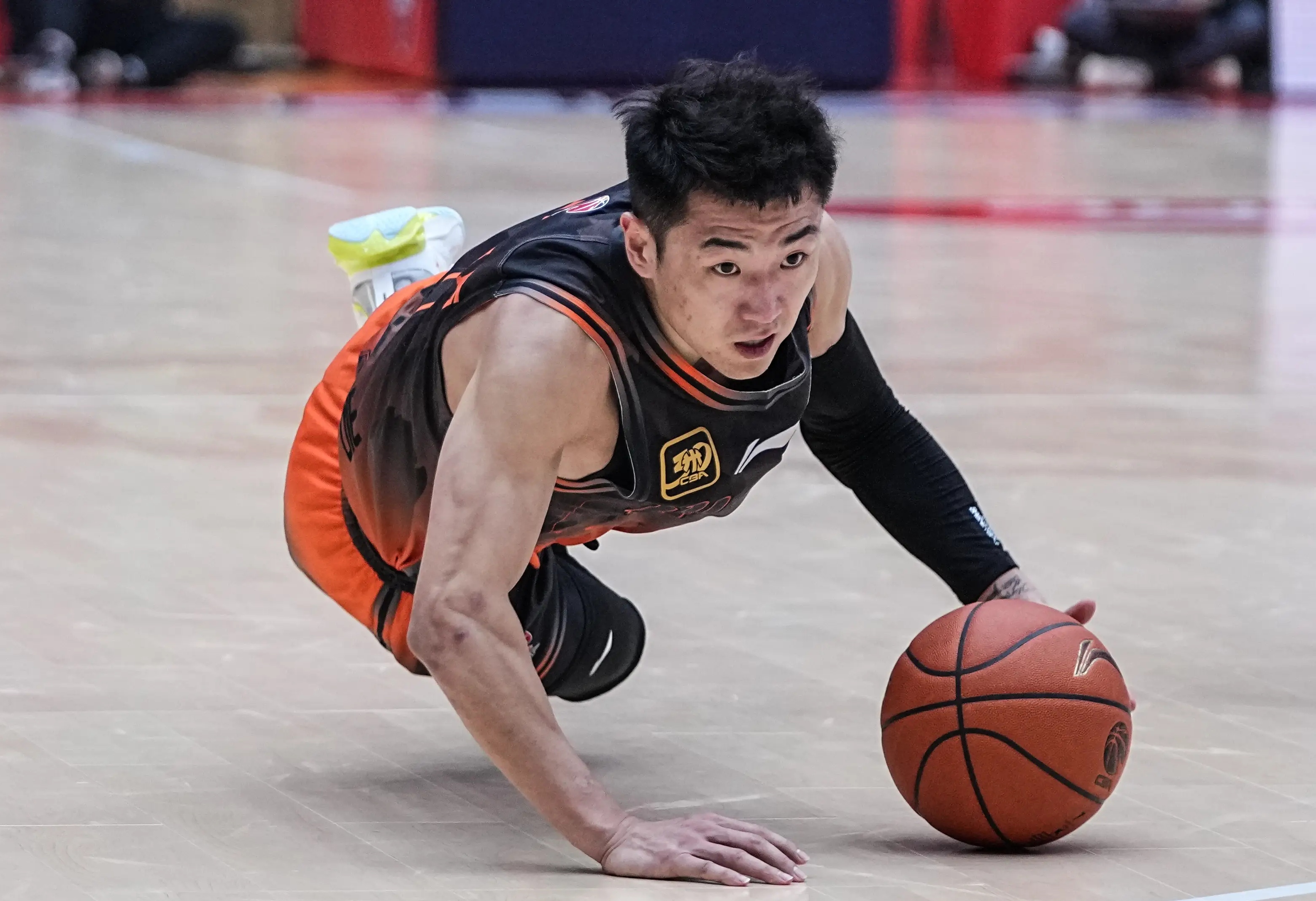 一名运动员身高突破对方球员,成功得分 一名运动员身高突破对方球员,成功得分