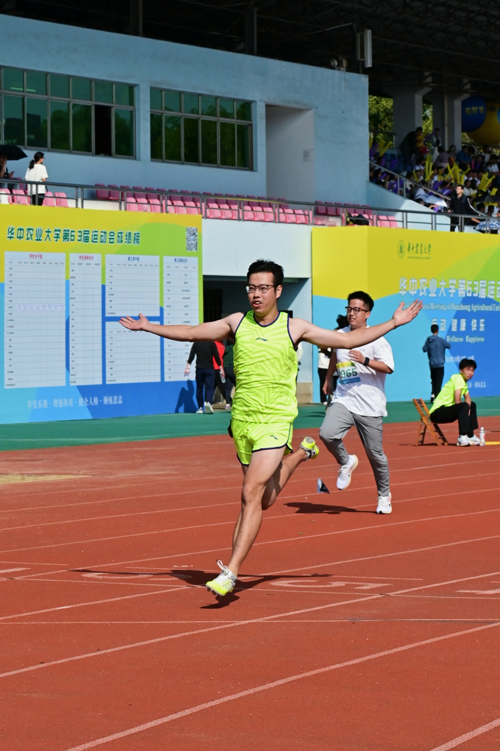 包含无私奉献全力拼搏，球员身体力行带队前行的词条