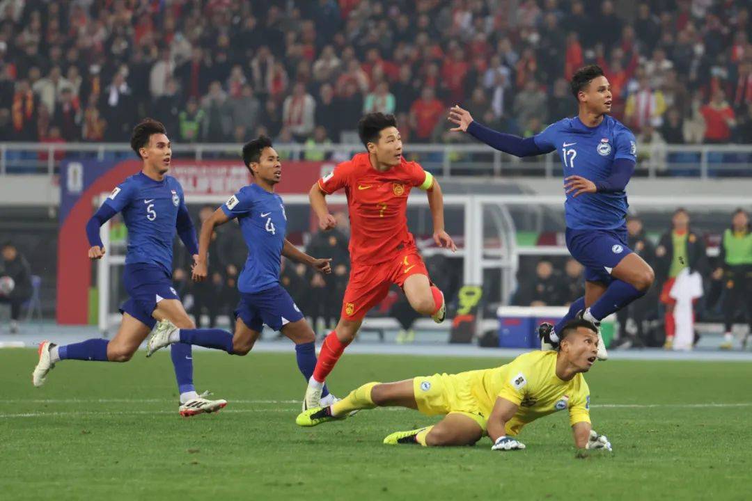 包含无私奉献全力拼搏，球员身体力行带队前行的词条