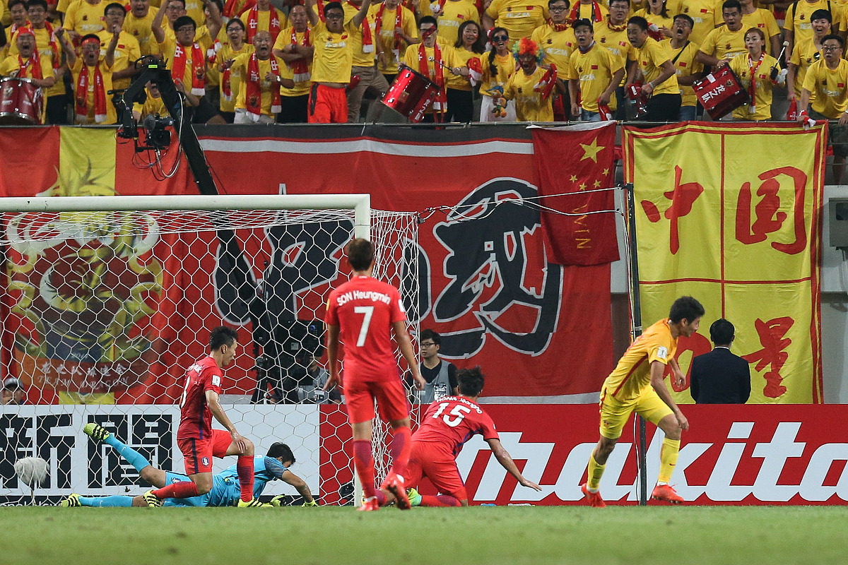 足球场上再现惊险一幕,国内顶尖球队激战呈现 足球场上再现惊险一幕,国内顶尖球队激战呈现