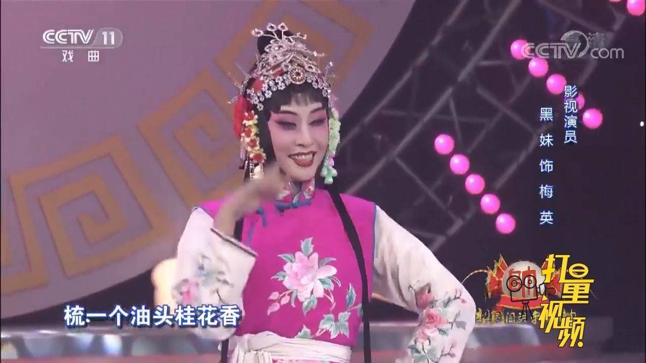 足球锦标赛现场女选手赢得阵阵掌声 足球锦标赛现场女选手赢得阵阵掌声