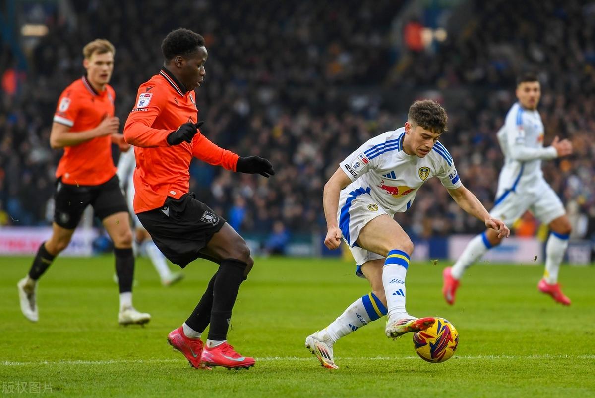 爱游戏APP-关于利兹联逼平对手，比尔萨赞扬球员奋斗的信息