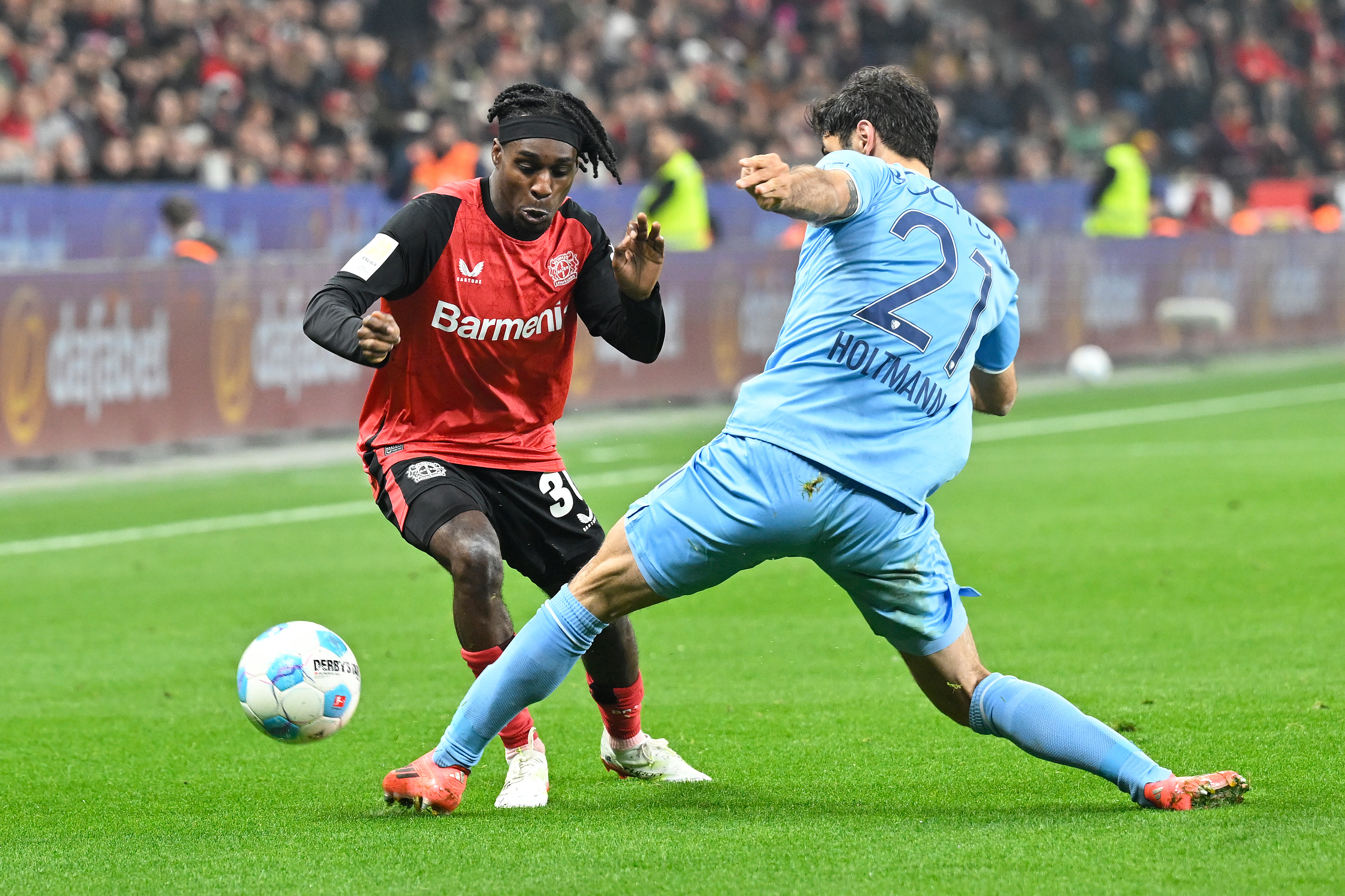 包含勒沃库森主场险胜，稳定德甲中游位置的词条