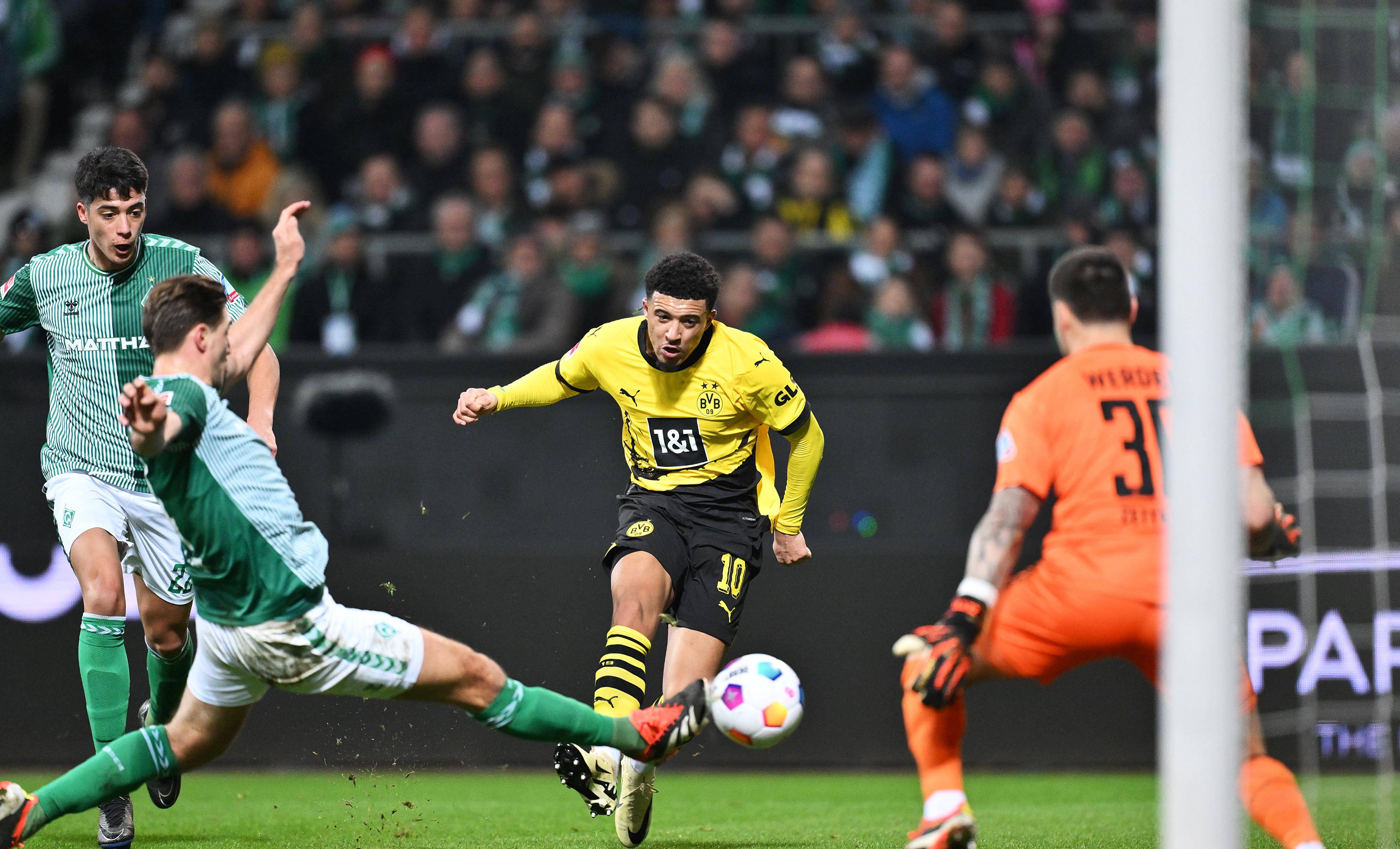 多特蒙德前锋连续进球，被誉为德甲新星