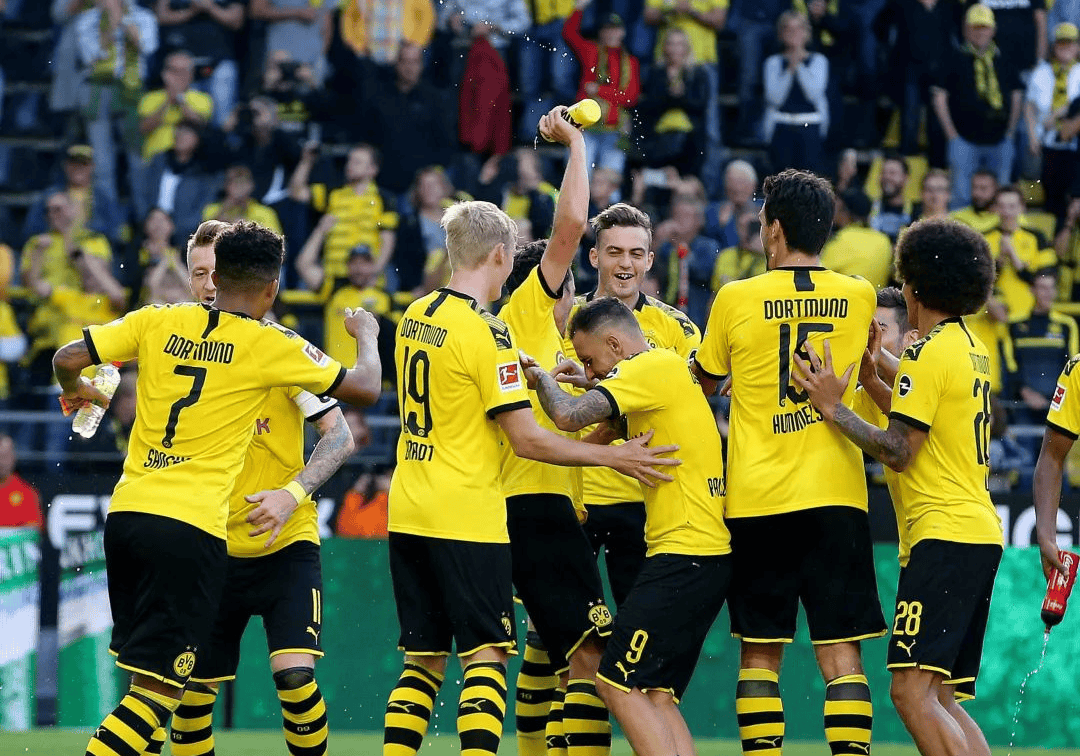 多特蒙德前锋连续进球，被誉为德甲新星