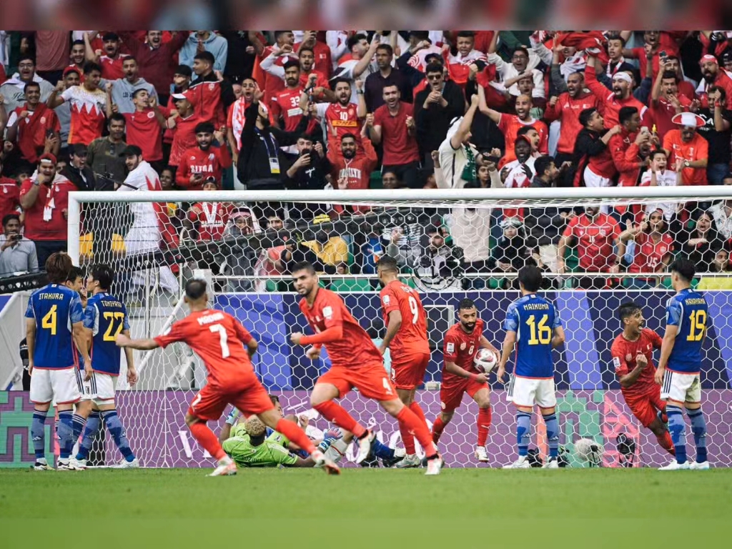 关于紧张激烈的足球比拼，现场热闹非凡的信息