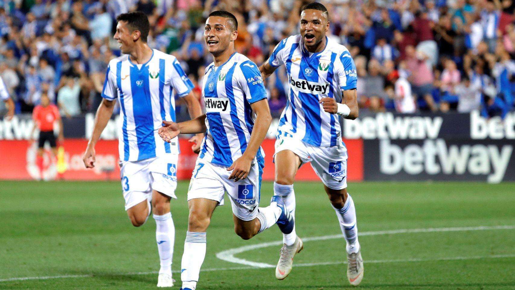 包含阿拉维斯寻求主场胜利，成功越级击败对手的词条