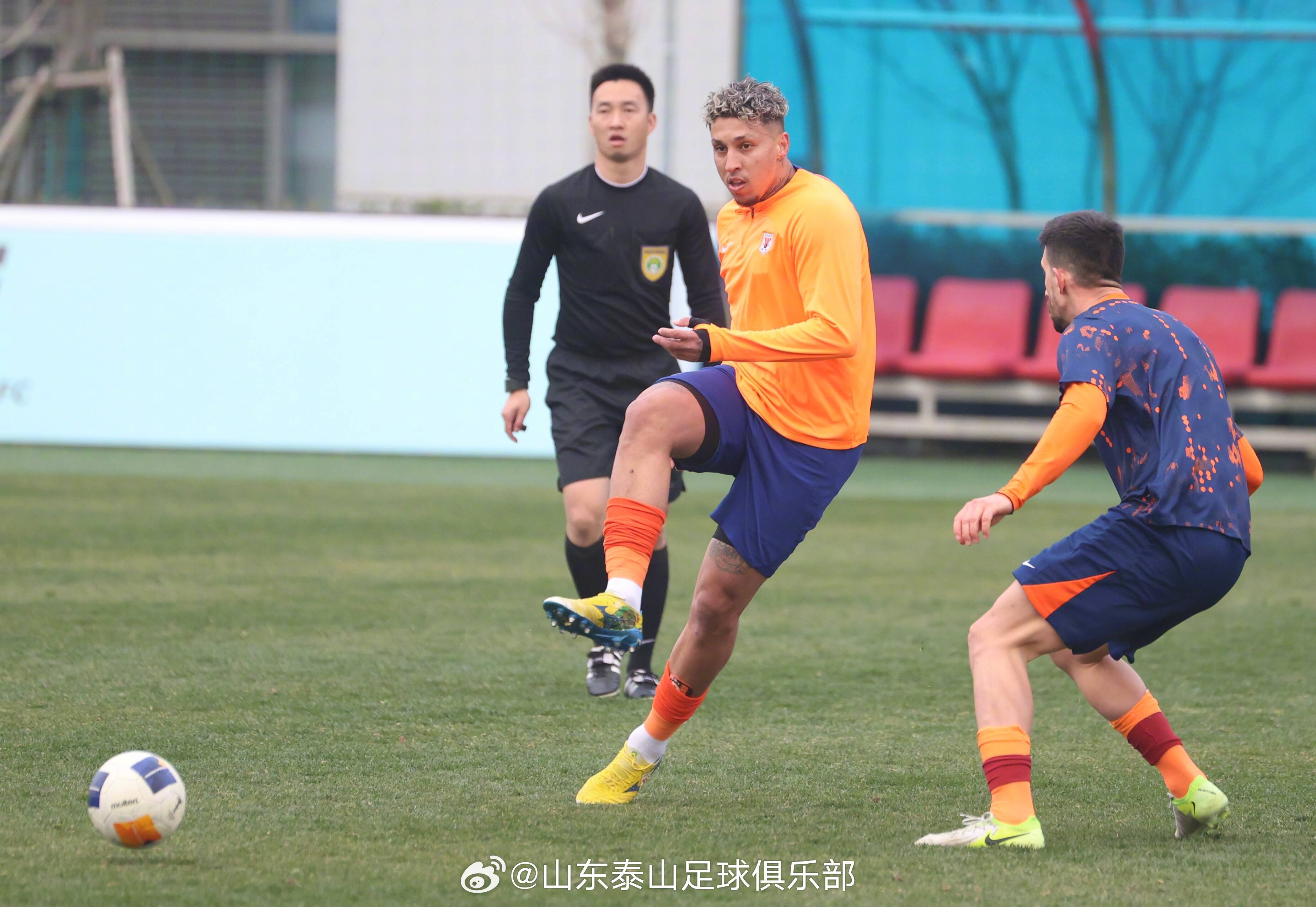 爱游戏tv-包含江苏海牛客场不敌山东泰山，遭遇赛季首败的词条