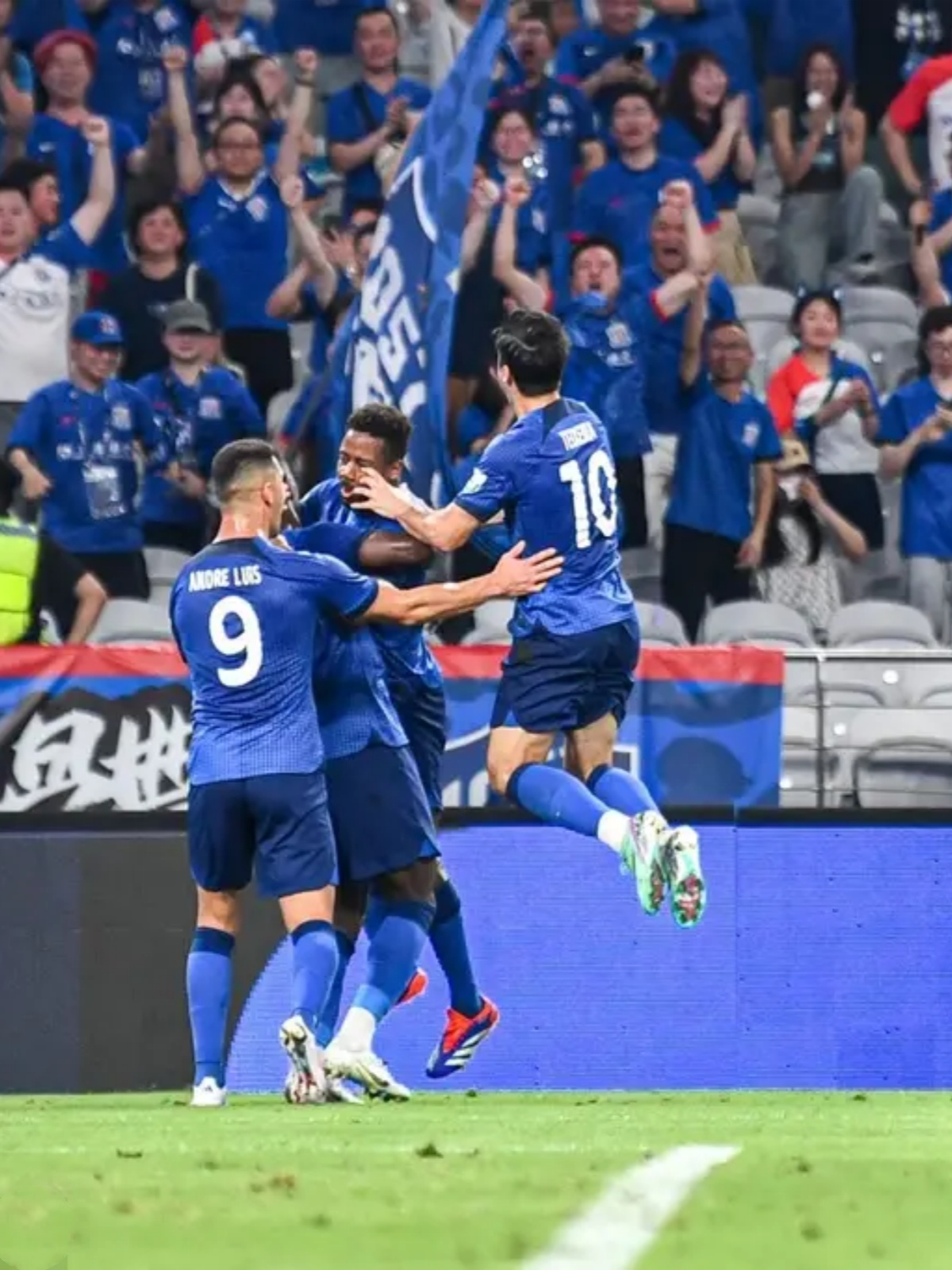 精彩瞬间回顾:球员飙分,球迷欢呼的简单介绍 精彩瞬间回顾:球员飙分,球迷欢呼的简单介绍