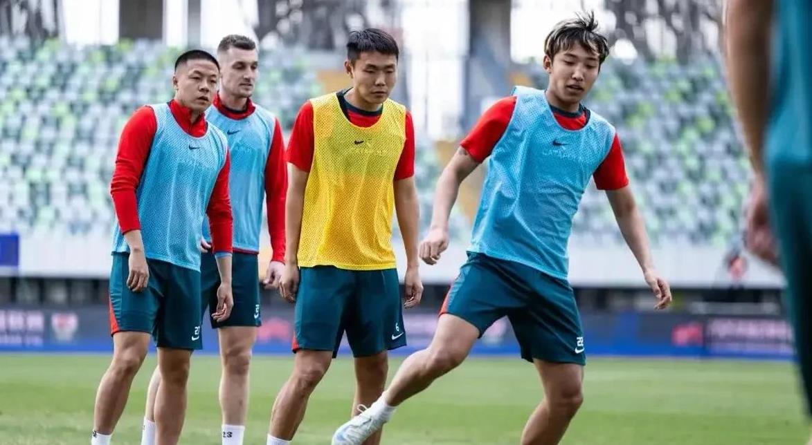 中超球队整装待发,备战新赛季 中超球队整装待发,备战新赛季