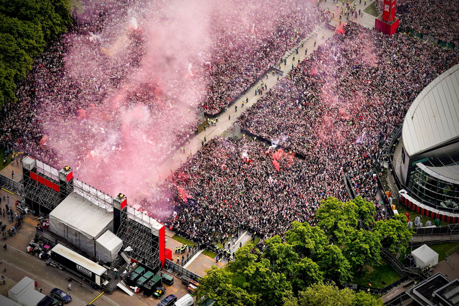 阿贾克斯主场告捷，球迷欢呼不停