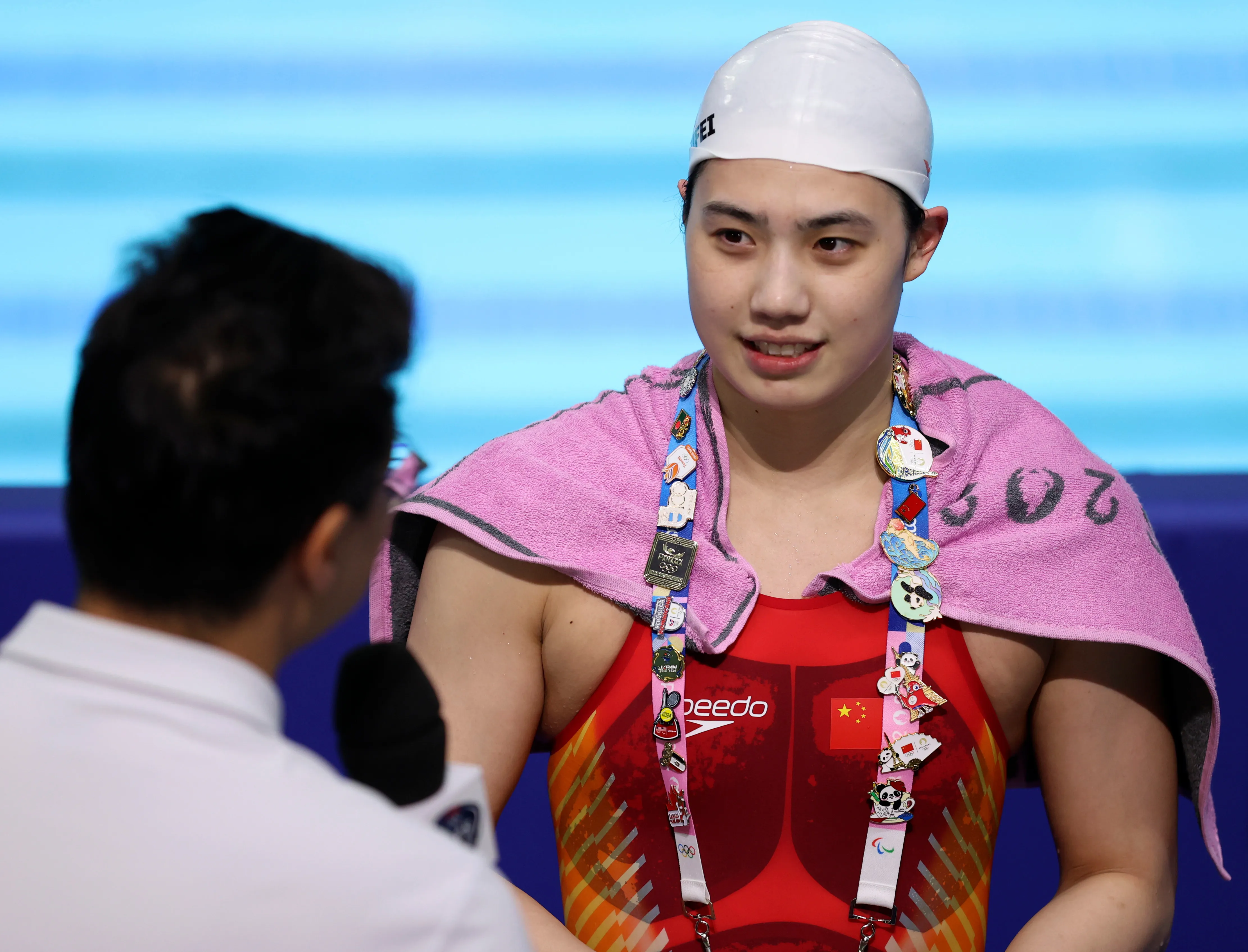 突破困难：女子足球运动员力求胜利的简单介绍