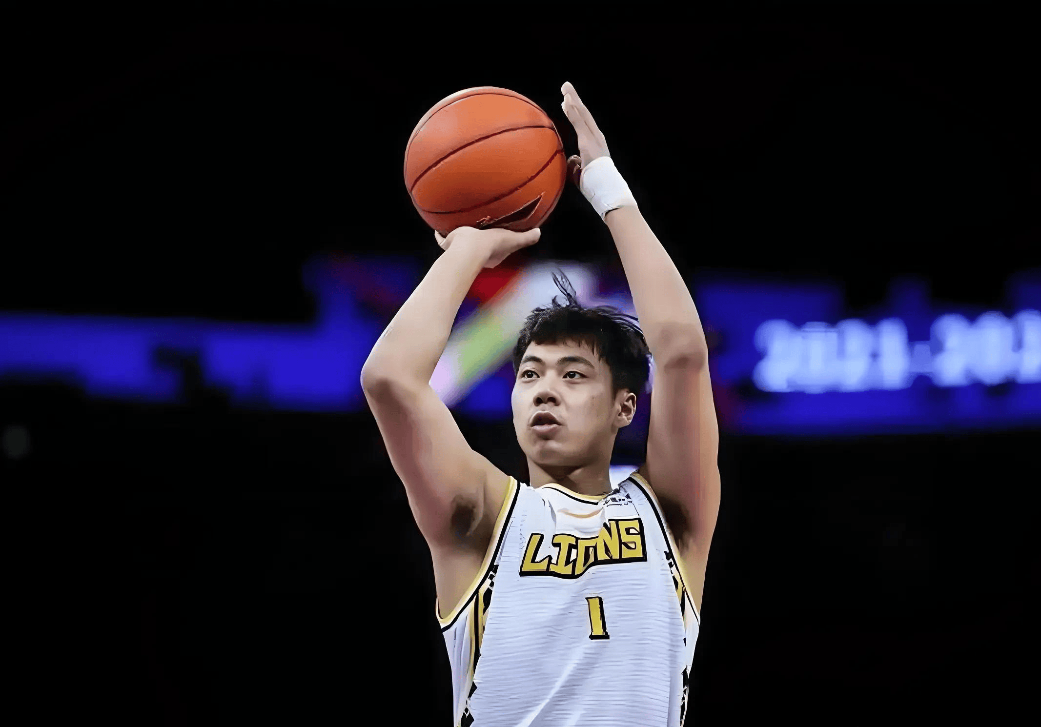 四川男篮新赛季定海报名人名单的简单介绍