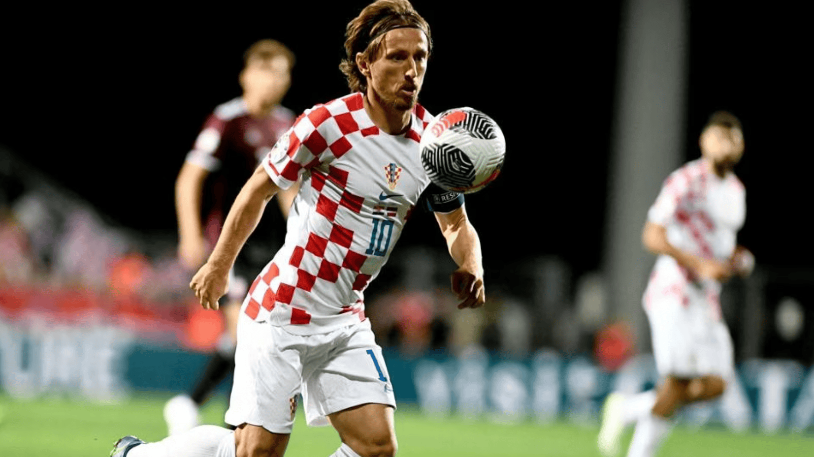 爱游戏体育-克罗地亚队逆袭成功，晋级淘汰赛