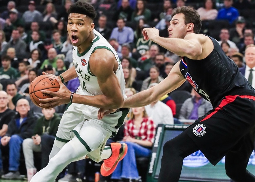 关于火狐战胜马刺，保持西部前四位置的信息